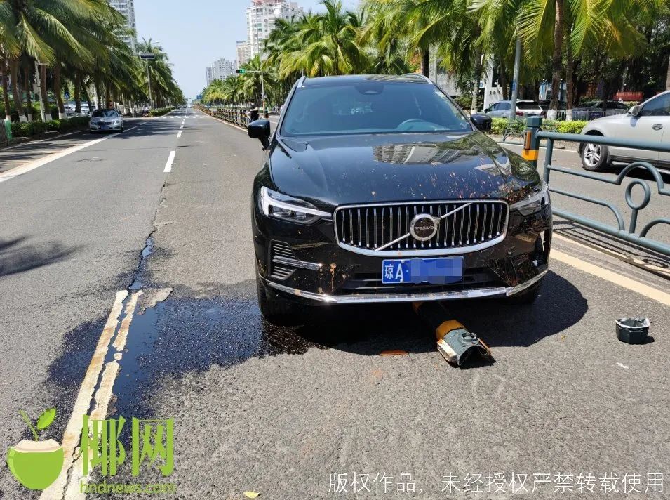 海口突发！沃尔沃越野车撞飞护栏，凯迪拉克轿车被砸中！现场视频→休闲区蓝鸢梦想 - Www.slyday.coM