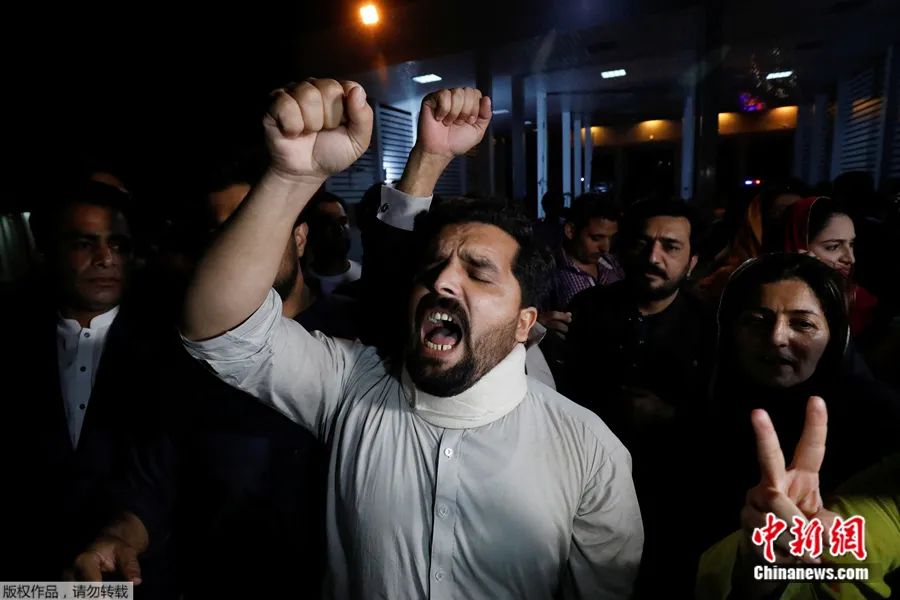 当地时间4月10日，巴基斯坦伊斯兰堡，伊姆兰·汗的支持者高呼口号。