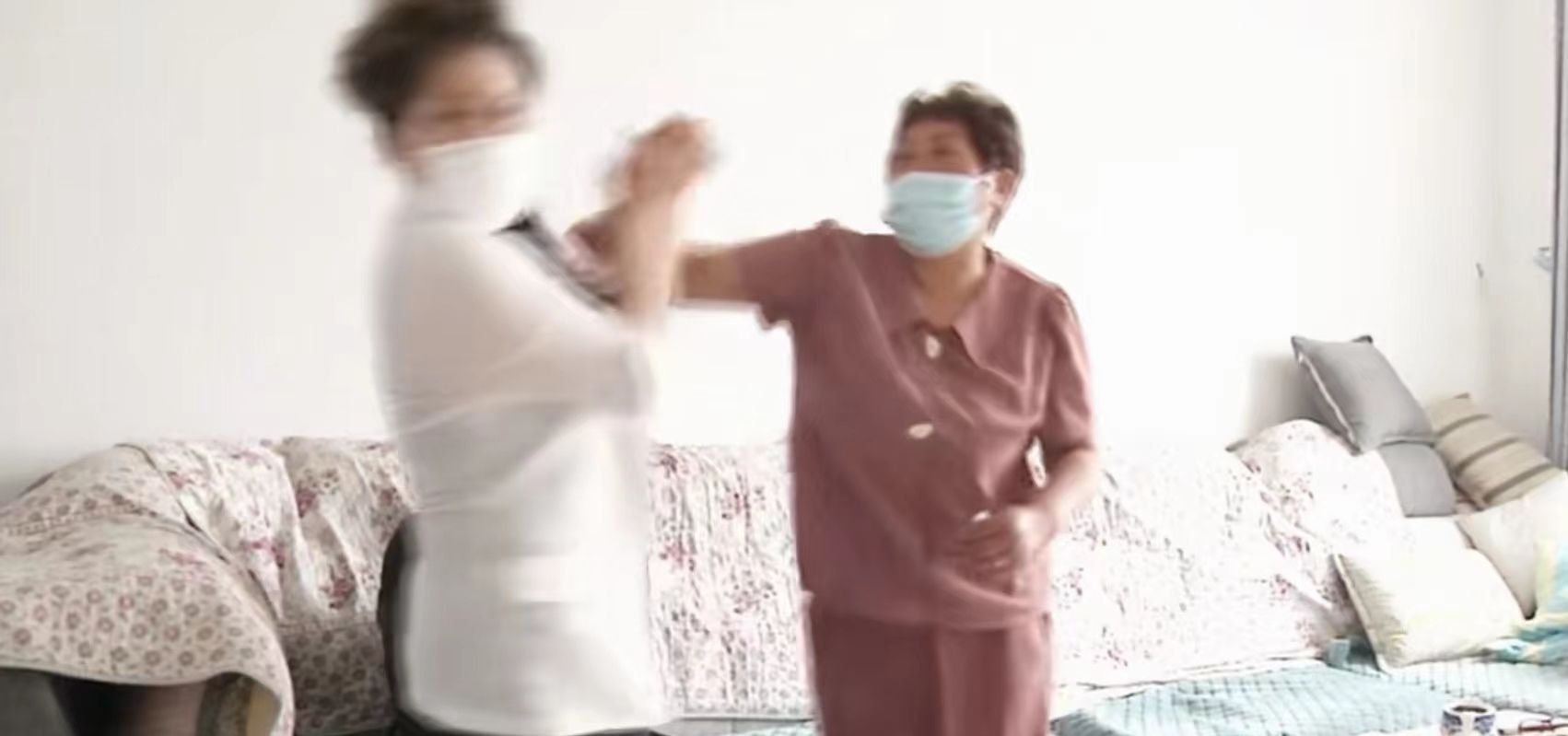 儿媳在短视频中骂婆婆,对方被惹怒上门打她,儿媳:赔10万买教训休闲区蓝鸢梦想 - Www.slyday.coM 儿媳在短视频中骂婆婆,对方被惹怒上门打她,儿媳:赔10万买教训休闲区蓝鸢梦想 - Www.slyday.coM