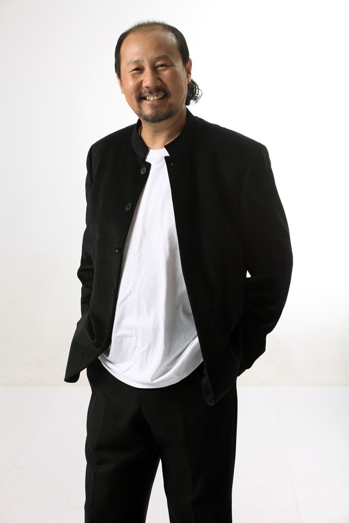 年轻的时候跟女演员哈斯高娃结婚了,可结婚之后,一直都忙于事业,最终