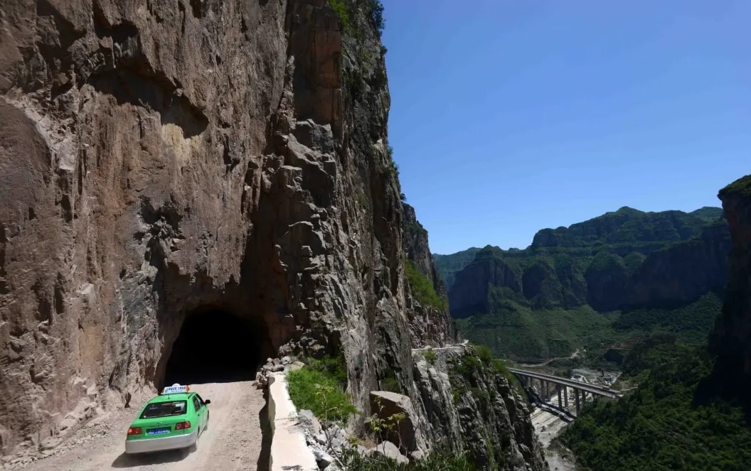 在悬崖边上修建公路，基建狂魔又火了，老外直言没有中国做不到的休闲区蓝鸢梦想 - Www.slyday.coM