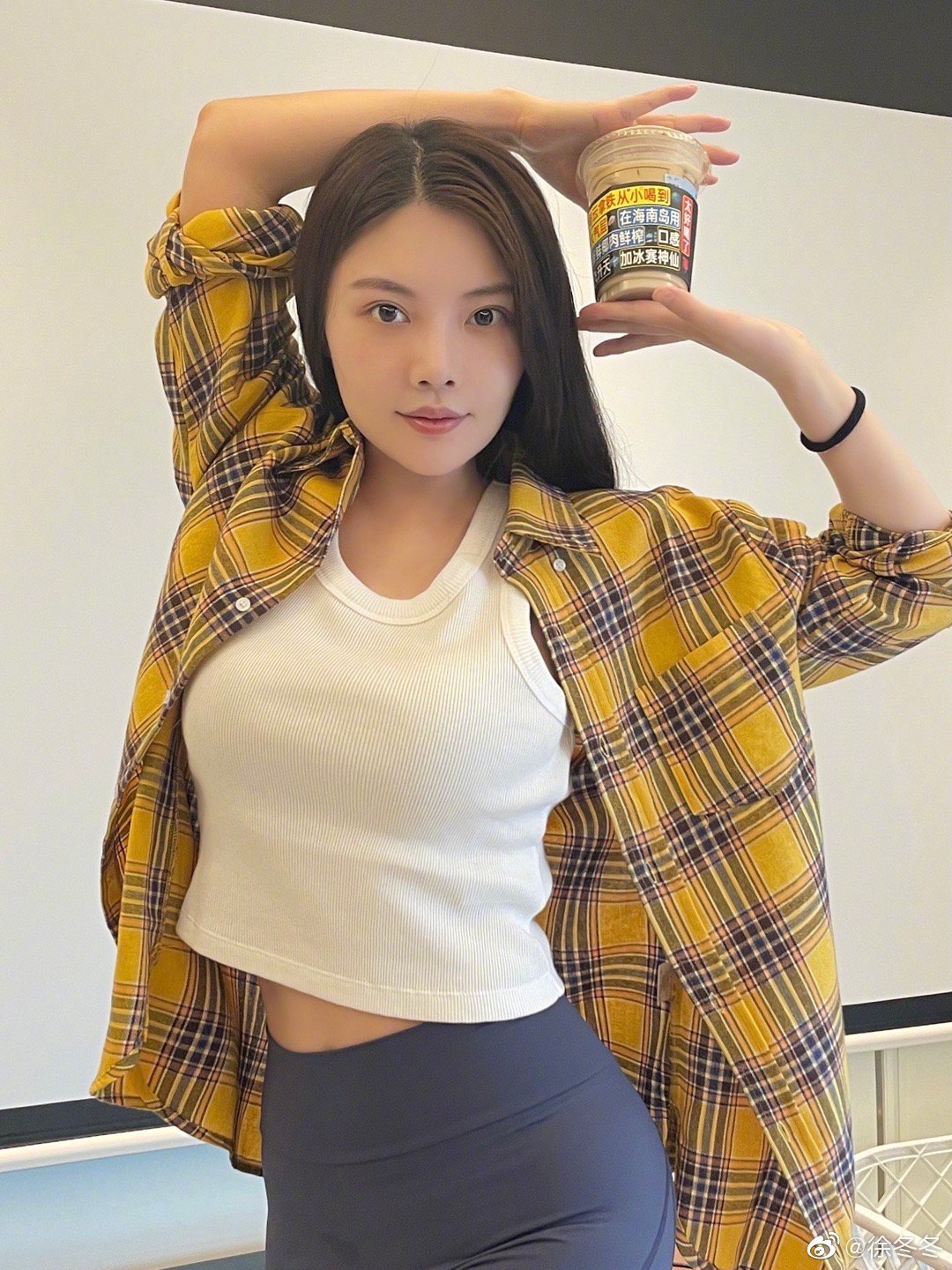 徐冬冬发文晒图自创椰云新姿势好有创意
