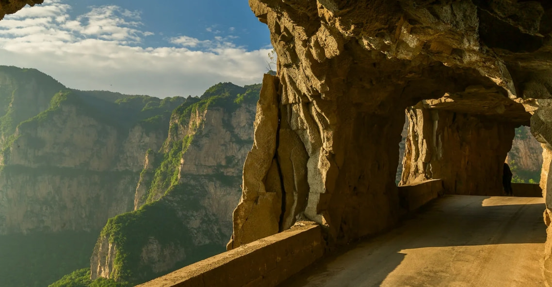 在悬崖边上修建公路，基建狂魔又火了，老外直言没有中国做不到的休闲区蓝鸢梦想 - Www.slyday.coM