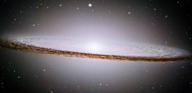 草帽星系著名的黑眼星系也被称为"睡美人"星系,编号为messier64.