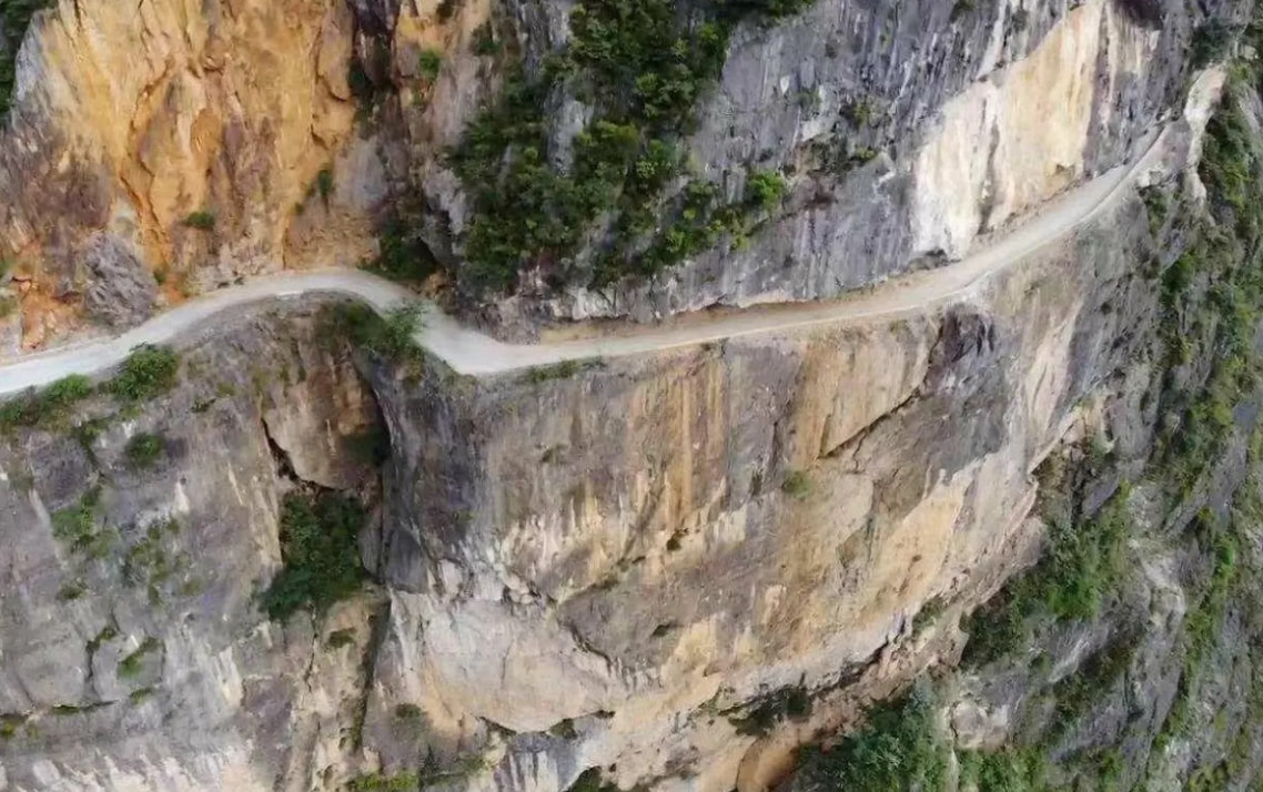 在悬崖边上修建公路，基建狂魔又火了，老外直言没有中国做不到的休闲区蓝鸢梦想 - Www.slyday.coM