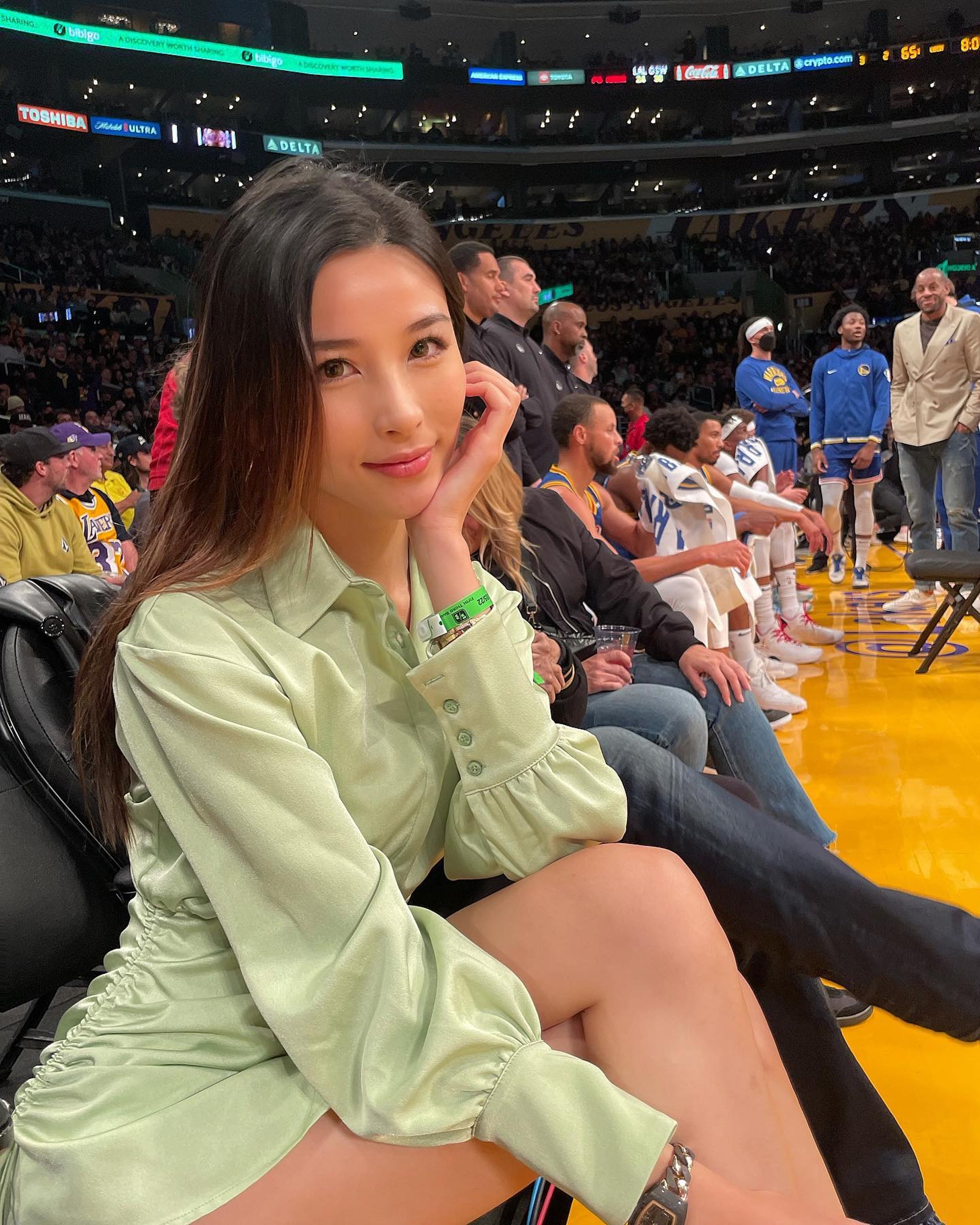 华人名媛走红nba赛场,常与球星同框合影,颜值身材不输超模