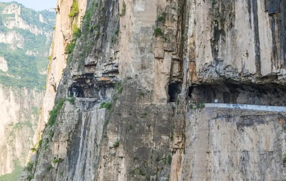 在悬崖边上修建公路，基建狂魔又火了，老外直言没有中国做不到的休闲区蓝鸢梦想 - Www.slyday.coM