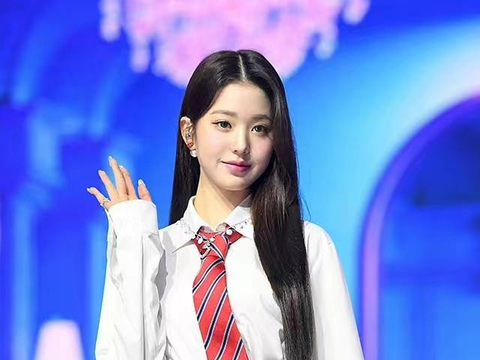 17岁的张员瑛时尚感不输其他人,穿jk制服好知性,大长腿也迷人