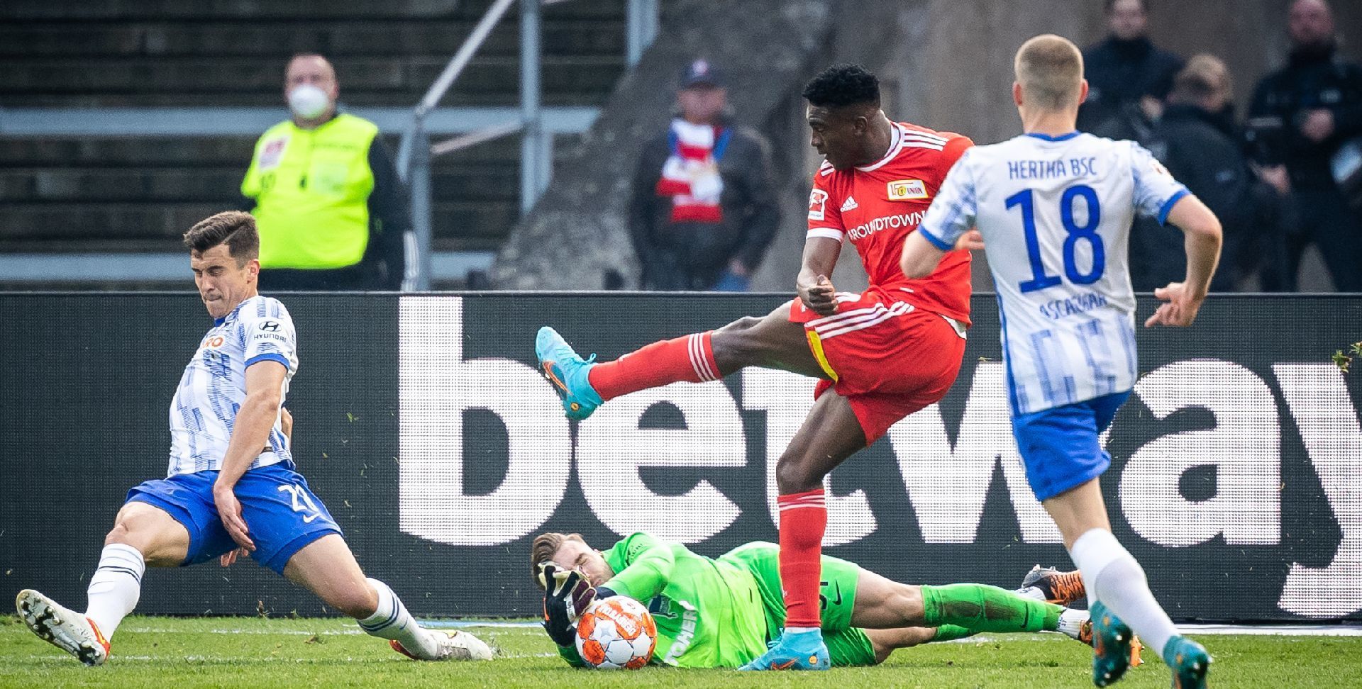 12场只拿5分,德比战被对手三杀,这支德国首都的球队,怕是要降级休闲区蓝鸢梦想 - Www.slyday.coM 12场只拿5分,德比战被对手三杀,这支德国首都的球队,怕是要降级休闲区蓝鸢梦想 - Www.slyday.coM