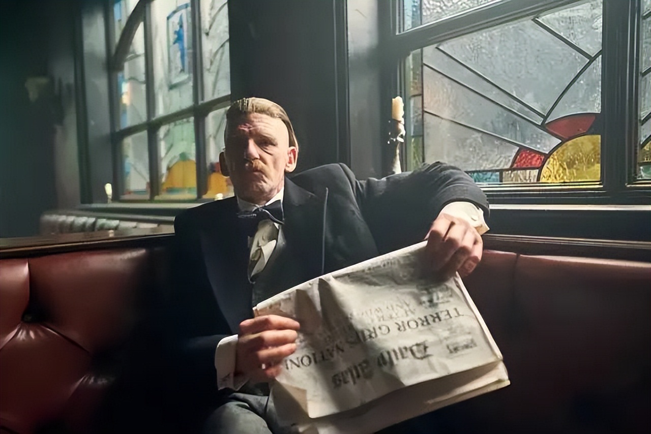 大哥是亚瑟·谢尔比,脾气暴躁,性格直爽,从小到大都在呵护弟弟们,甚至