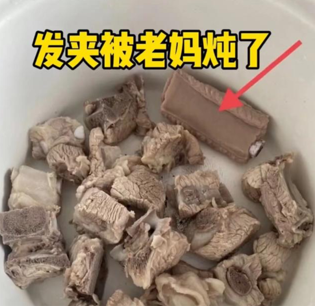 女孩买了一只个性的排骨发卡,差点被妈妈给红烧了休闲区蓝鸢梦想 - Www.slyday.coM 女孩买了一只个性的排骨发卡,差点被妈妈给红烧了休闲区蓝鸢梦想 - Www.slyday.coM
