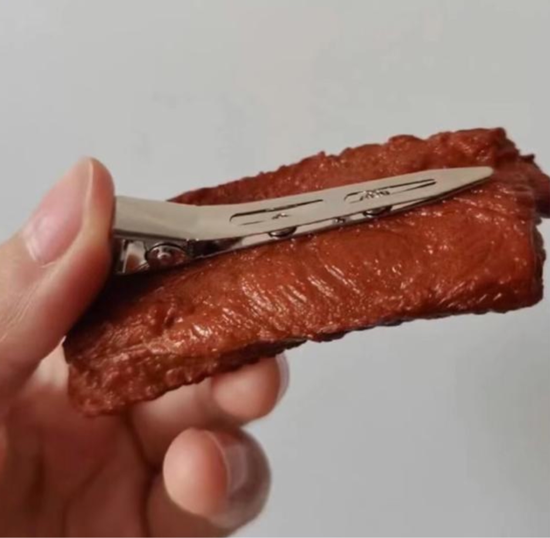 女孩买了一只个性的排骨发卡,差点被妈妈给红烧了休闲区蓝鸢梦想 - Www.slyday.coM 女孩买了一只个性的排骨发卡,差点被妈妈给红烧了休闲区蓝鸢梦想 - Www.slyday.coM