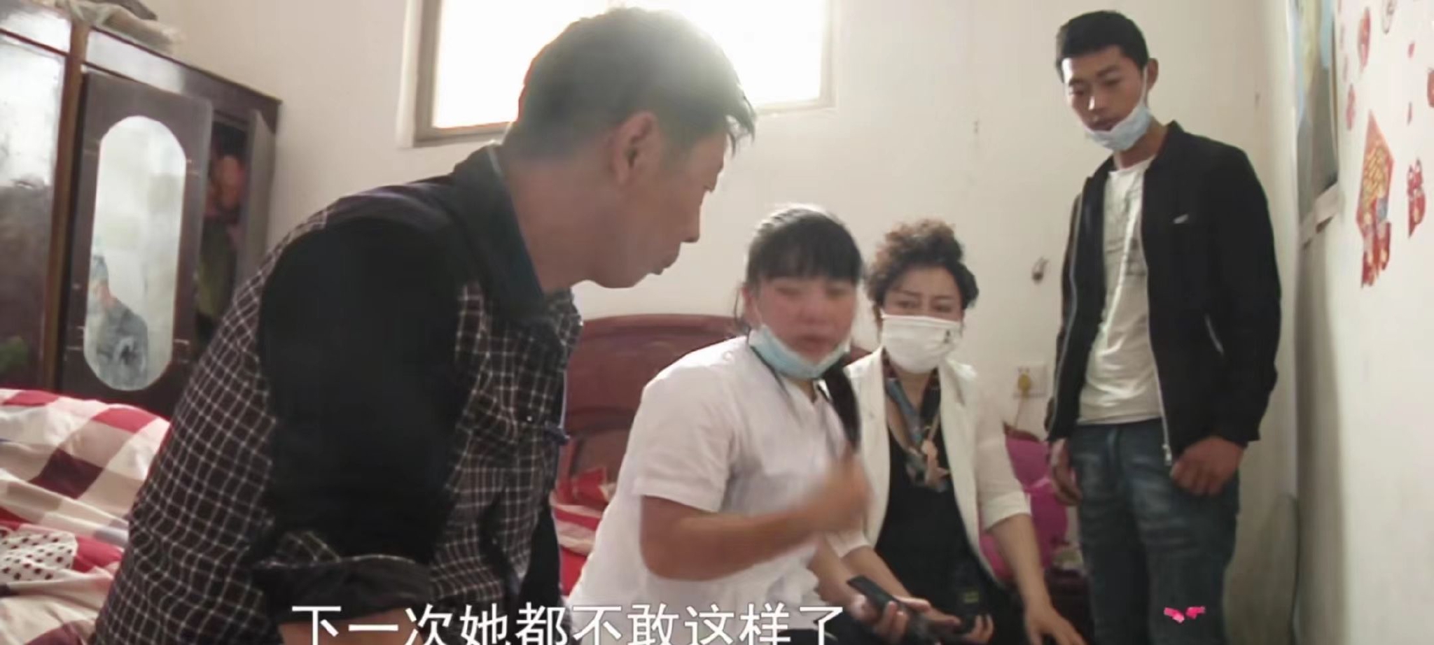 儿媳在短视频中骂婆婆,对方被惹怒上门打她,儿媳:赔10万买教训休闲区蓝鸢梦想 - Www.slyday.coM 儿媳在短视频中骂婆婆,对方被惹怒上门打她,儿媳:赔10万买教训休闲区蓝鸢梦想 - Www.slyday.coM