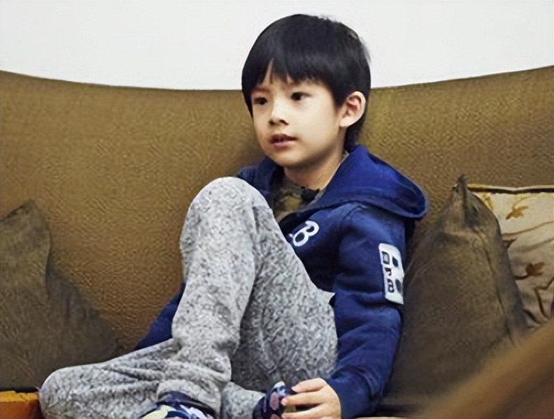 潘粤明董洁儿子顶顶已经长成13岁美少年颜值高组合父母好基因