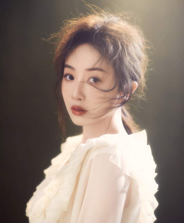 美女主播裴优晒出长腿照,朦胧风格妩媚十足,气质完全不输金佳悦