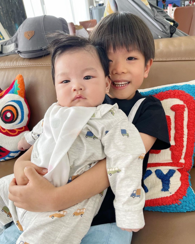 tvb小生黎诺懿一家为大儿子庆5岁生日 大儿子抱小儿子合影很有爱