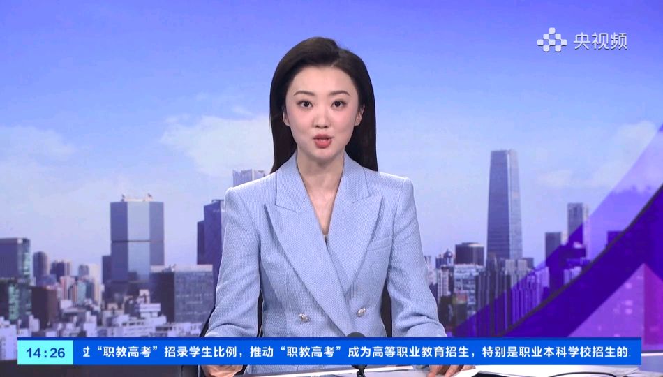 央视财经主持人刘雨哲存在感增强首秀第一时间颜值有辨识度