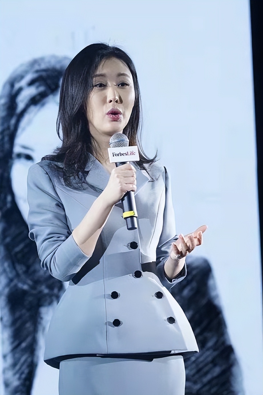 田朴珺出席活动,灰色长裙穿出了学生气质,面部状态暴露真实年龄