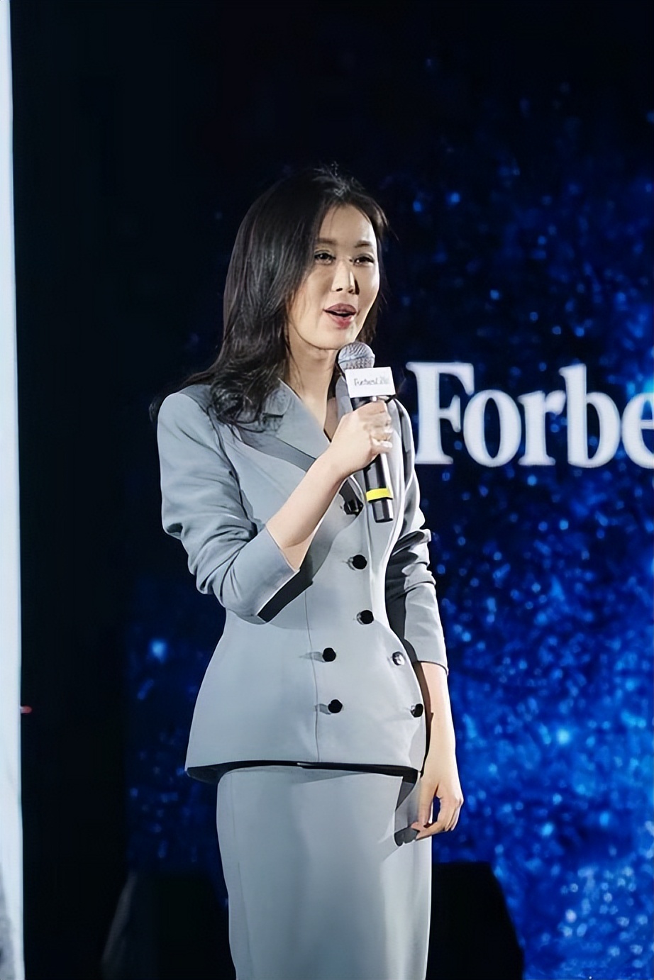 田朴珺出席活动,灰色长裙穿出了学生气质,面部状态暴露真实年龄