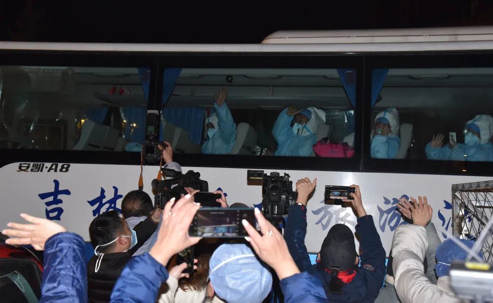 新冠肺炎患者在长春市定点医院治愈出院。(图片由被采访对象提供)