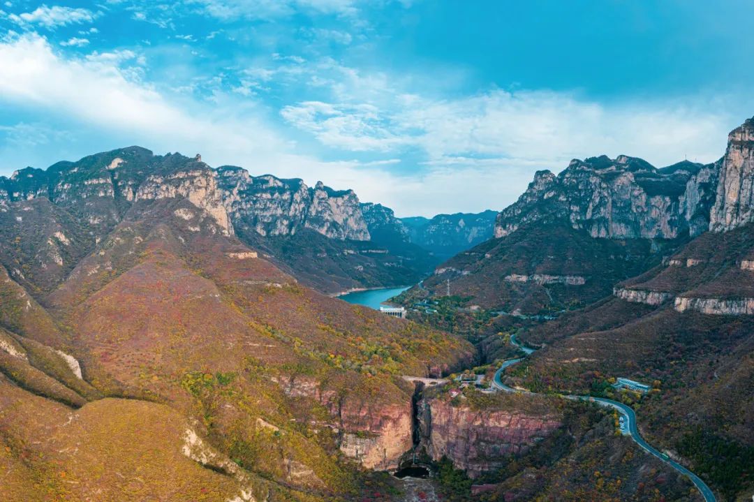 云台山红石峡，融雄险奇幽诸美于一体。