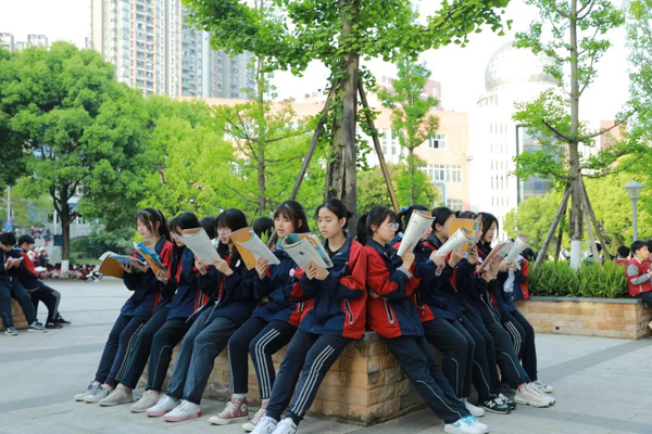 渝北中学将晨读搬进校园助推学子拥抱春光惜时奋进