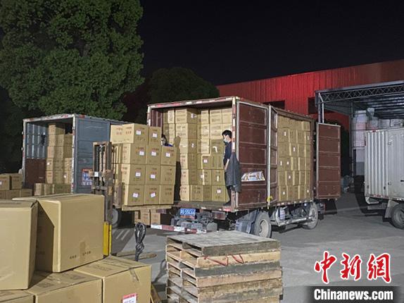 凌晨时分,工作人员正在装货. 吕柳燕 摄