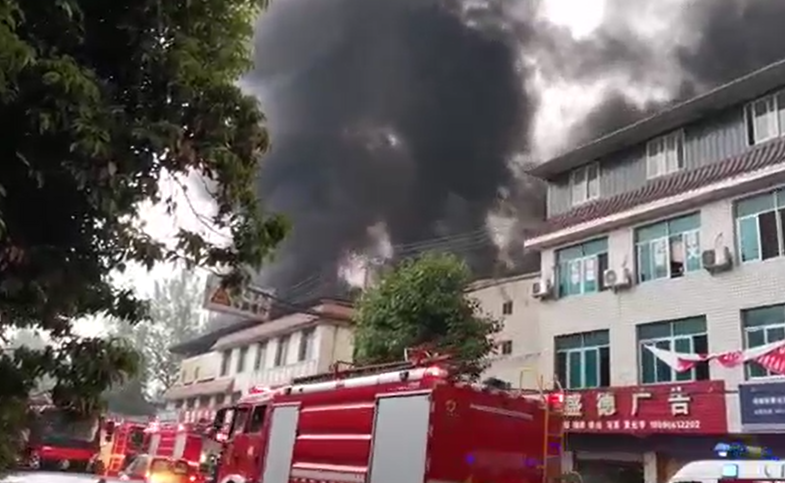 突发！成都一仓库发生火灾，目击者：五公里外都看得到浓烟休闲区蓝鸢梦想 - Www.slyday.coM