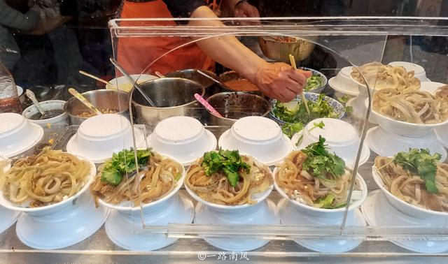 武汉第一网红街道户部巷，卖的东西不算很有特色，但从来不缺游客休闲区蓝鸢梦想 - Www.slyday.coM