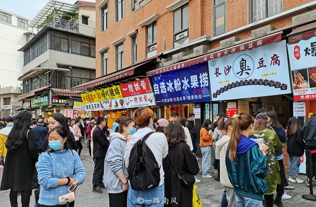 武汉第一网红街道户部巷，卖的东西不算很有特色，但从来不缺游客休闲区蓝鸢梦想 - Www.slyday.coM