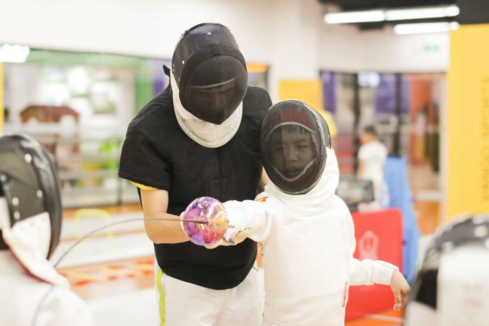 一名击剑教练正在指导学员.新京报记者&nbsp;王继松&nbsp;摄