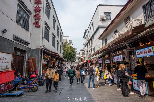 武汉第一网红街道户部巷，卖的东西不算很有特色，但从来不缺游客休闲区蓝鸢梦想 - Www.slyday.coM