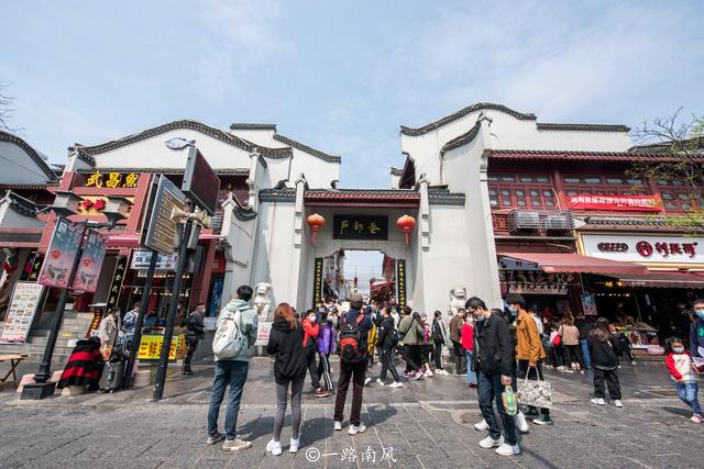武汉第一网红街道户部巷，卖的东西不算很有特色，但从来不缺游客休闲区蓝鸢梦想 - Www.slyday.coM