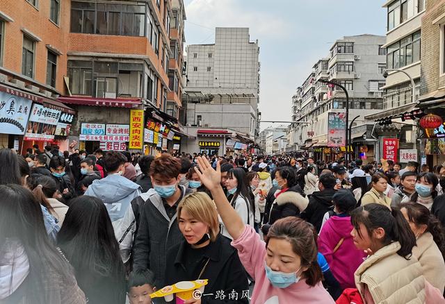 武汉第一网红街道户部巷，卖的东西不算很有特色，但从来不缺游客休闲区蓝鸢梦想 - Www.slyday.coM