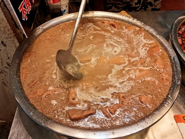 武汉第一网红街道户部巷，卖的东西不算很有特色，但从来不缺游客休闲区蓝鸢梦想 - Www.slyday.coM