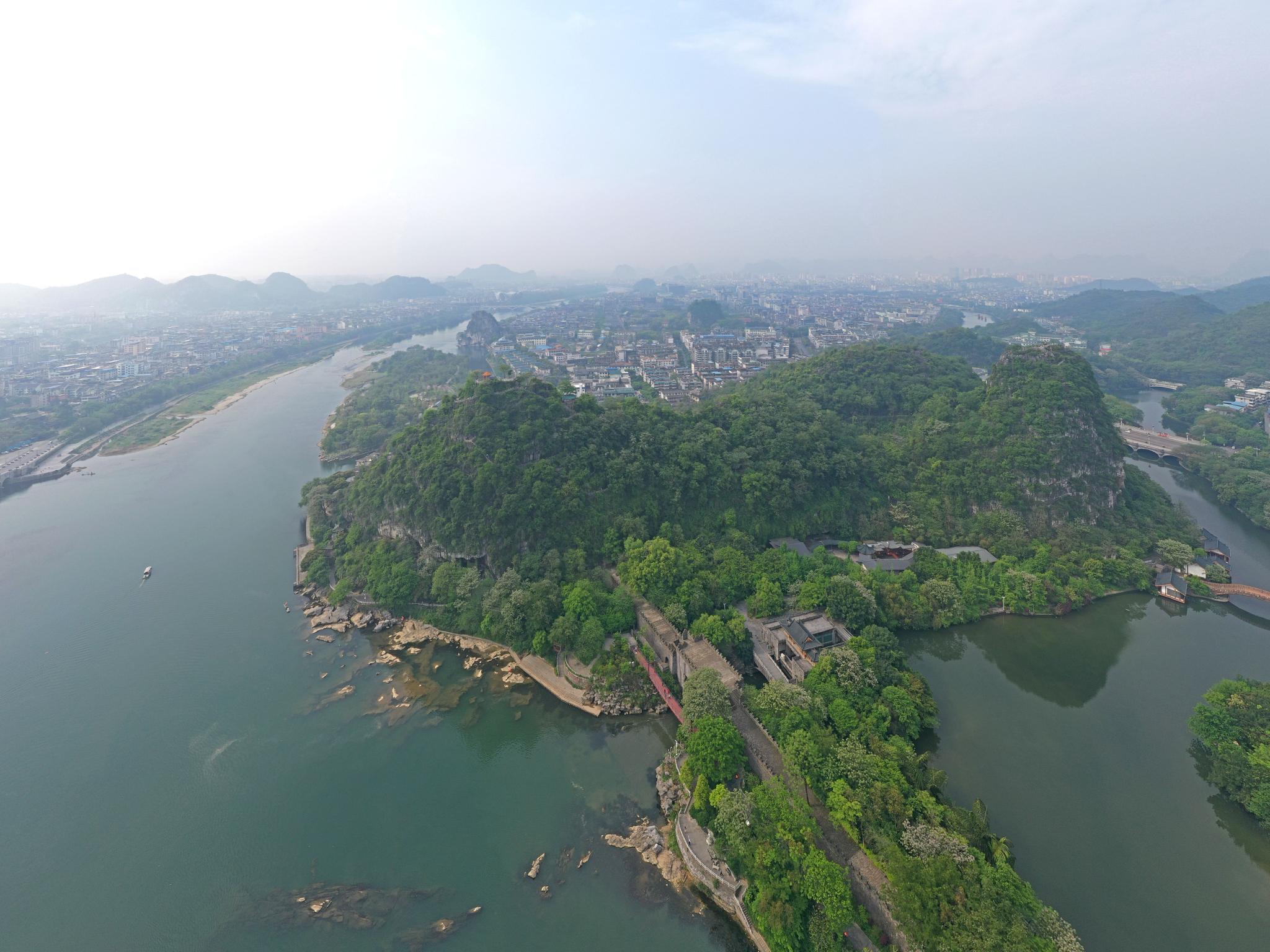 这是广西桂林市城区景色(4月10日摄,无人机照片).