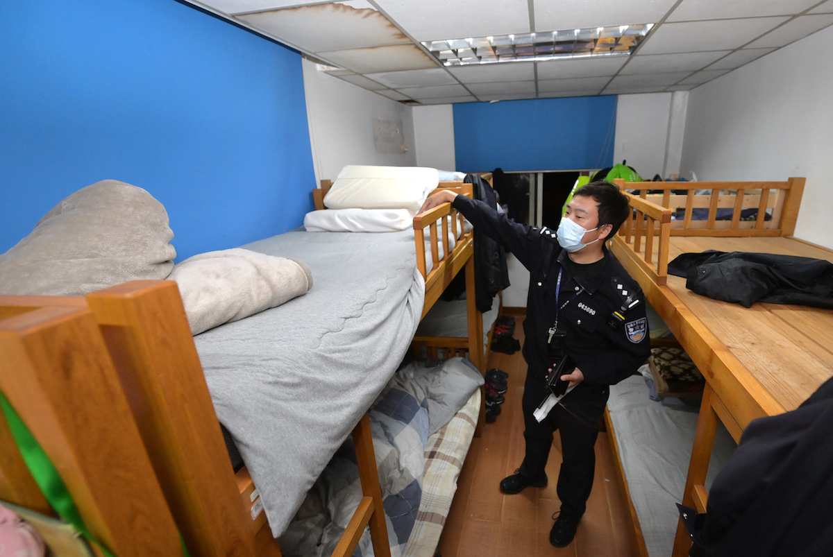 周誉在碧江路派出所狭窄的民警宿舍已经住了20天,同事们上下班时段不