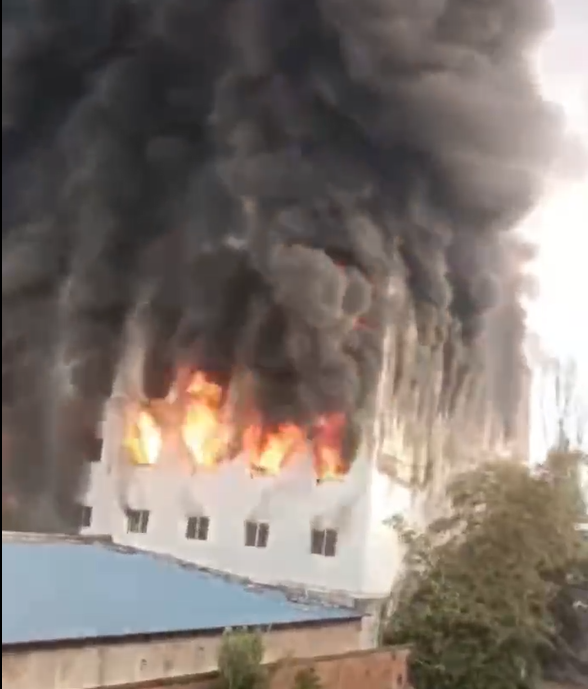 突发！成都一仓库发生火灾，目击者：五公里外都看得到浓烟休闲区蓝鸢梦想 - Www.slyday.coM