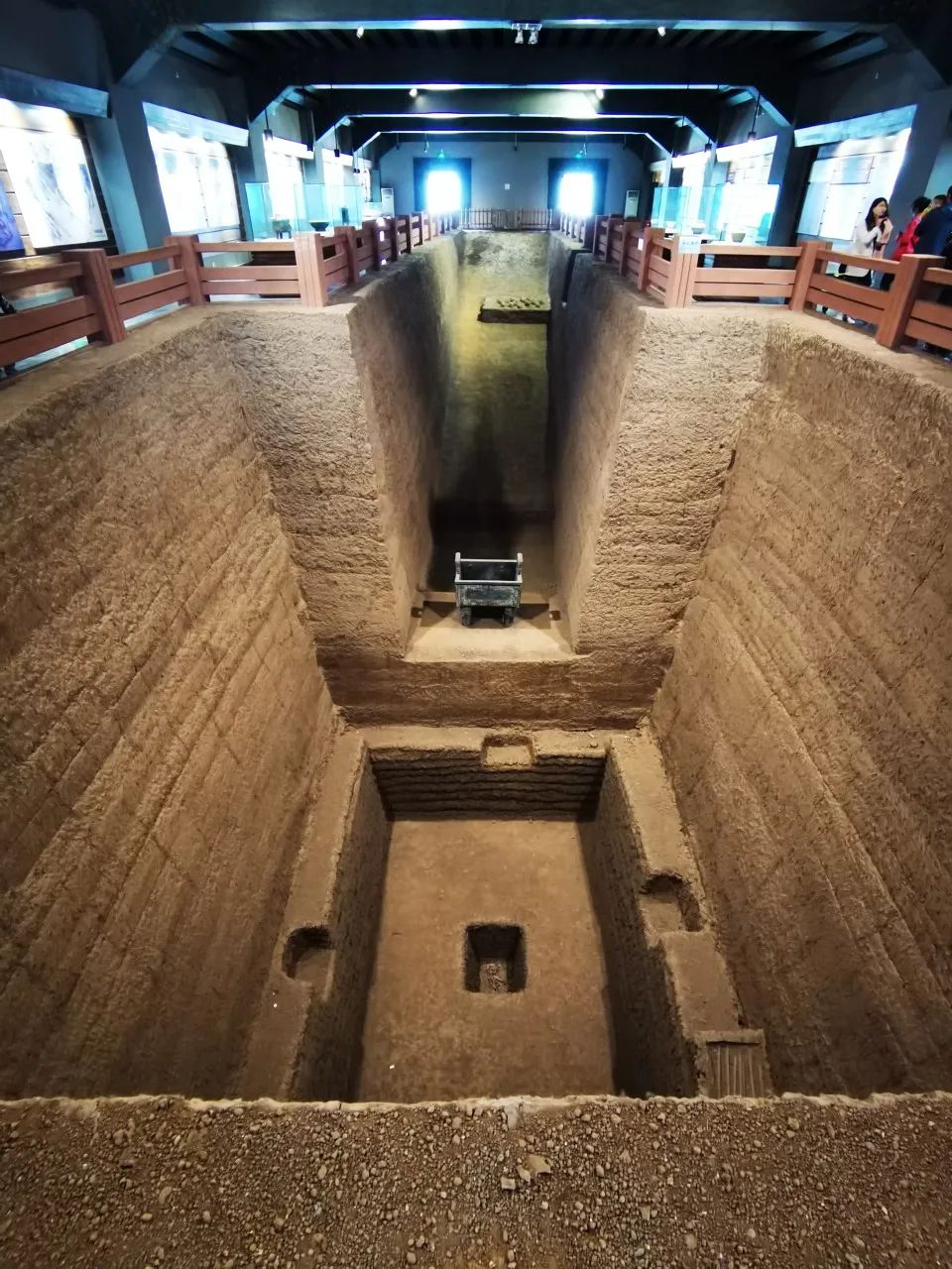 安阳殷墟遗址，后母戊鼎就出土在此坑中。