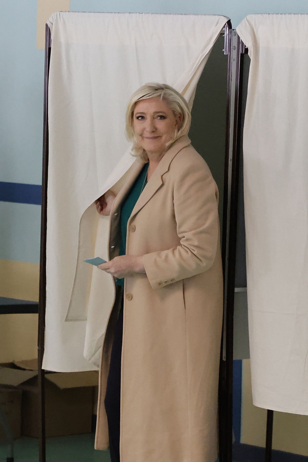 4月10日,法国极右翼政党"国民联盟"候选人玛丽娜·勒庞在埃南