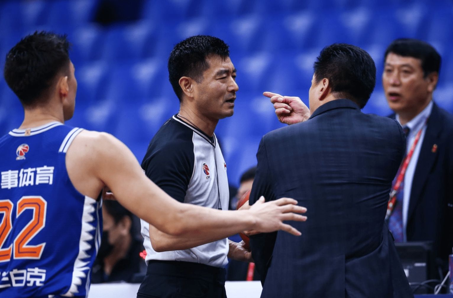 闫军就这水平cba裁判报告出炉深圳队一赛季努力被黑哨毁掉了