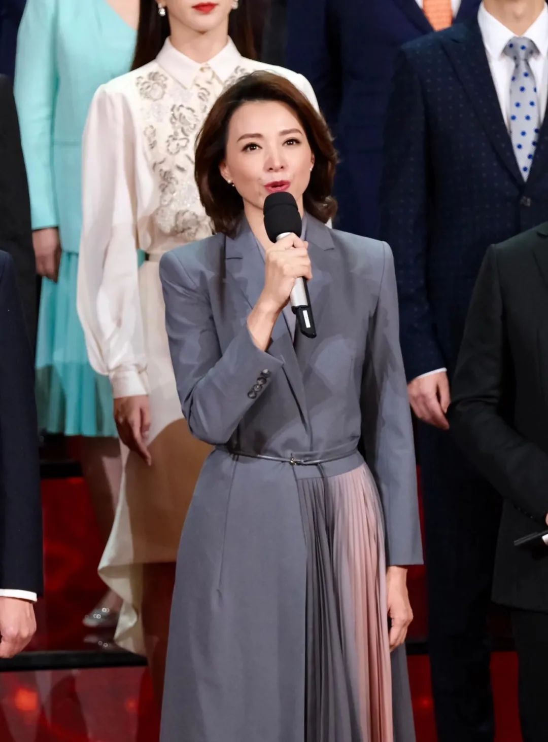 岁月从不败美人,董卿再次携《朗诵者》归来.