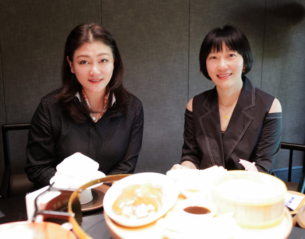 王霜晒全家福祝两个妈妈生日快乐亲生母亲首次露面年轻漂亮