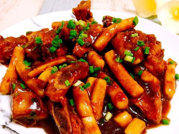 人人都爱的年糕糖醋排骨加年糕美味肉丝煮年糕这美味真上头