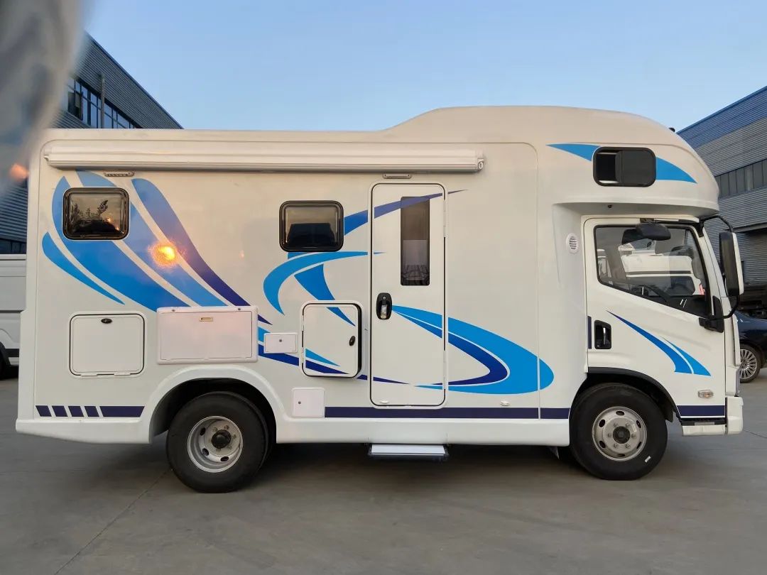 锐途跃进h500平头轻卡房车蓝白车身时尚颜值年轻化用车潮流