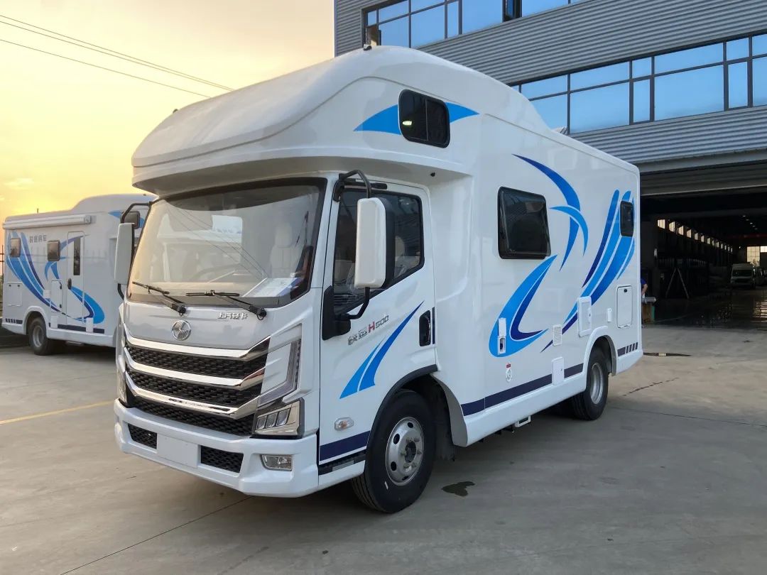 锐途跃进h500平头轻卡房车蓝白车身时尚颜值年轻化用车潮流