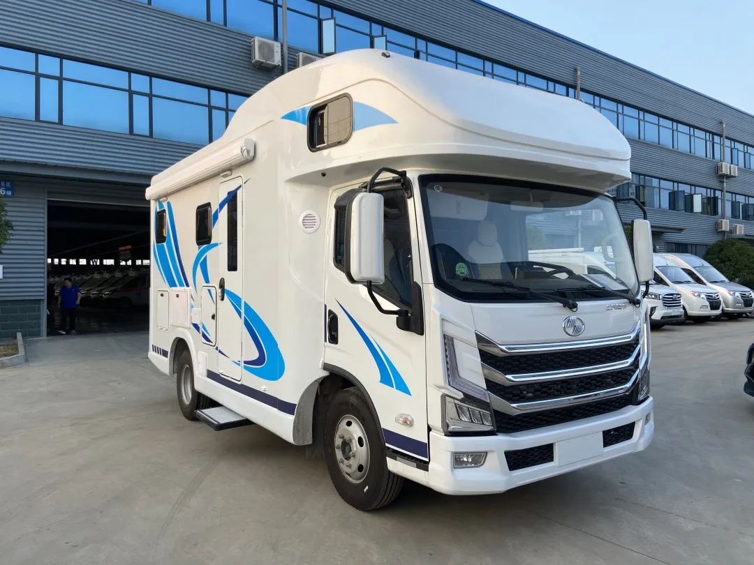 锐途跃进h500平头轻卡房车蓝白车身时尚颜值年轻化用车潮流