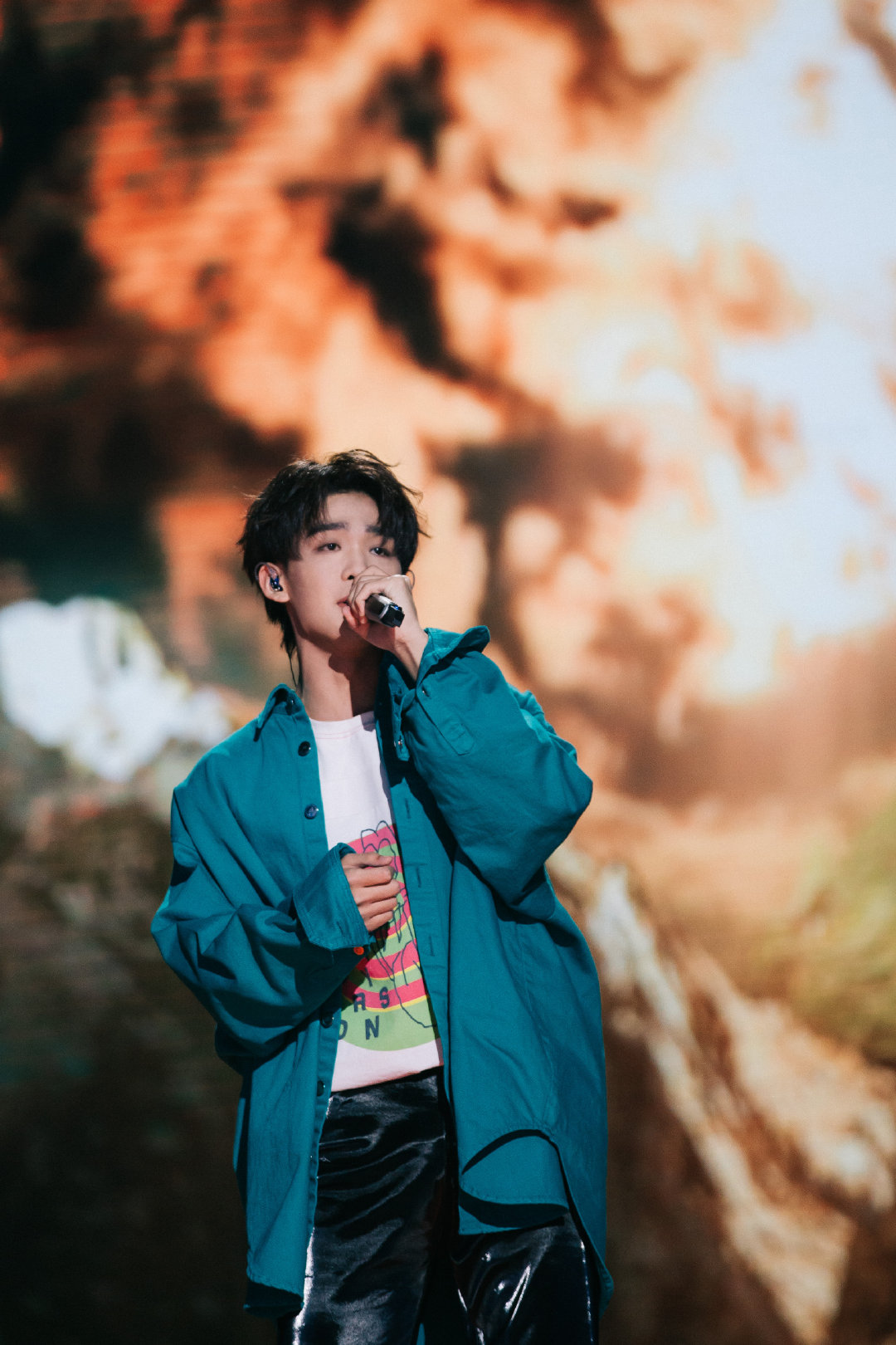 新人歌手王赫野的全新ep《万物法则》今天在全平台上线啦!