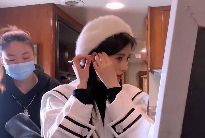 鞠婧祎照镜子被拍镜子里的真实颜值成亮点我服气了