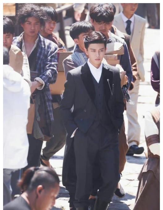 任嘉伦33岁生日，杨紫张睿留言祝福，《蓝焰突击》《请君》也动了休闲区蓝鸢梦想 - Www.slyday.coM